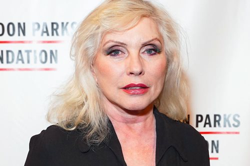 «Οι κλεμμένες κιθάρες με πόνεσαν πιο πολύ». Η 74χρονη Debbie Harry μιλά για τη νύχτα που την βίασαν