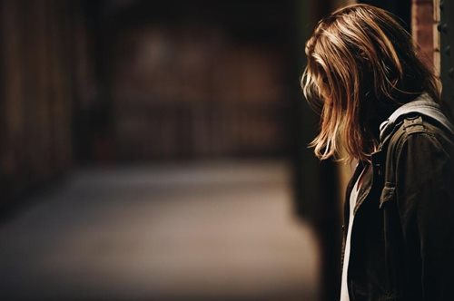 Μία γυναίκα που έπεφτε για χρόνια θύμα ενδοοικογενειακής βίας περιγράφει πως κατάφερε να ξεφύγει