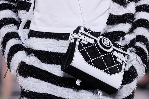 Το αξεσουάρ που αν δεν φορέσεις σωστά θα καταστρέψει την εικόνα σου. Δυνατή φθινοπωρινή τάση