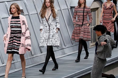 Η γυναίκα που «μπούκαρε» απρόσκλητη στη χθεσινή πασαρέλα του οίκου Chanel στο Παρίσι