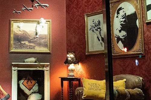 O Banksy άνοιξε κατάστημα στο Λονδίνο όπου πουλάει χαλάκια φτιαγμένα από πρόσφυγες στην Ελλάδα