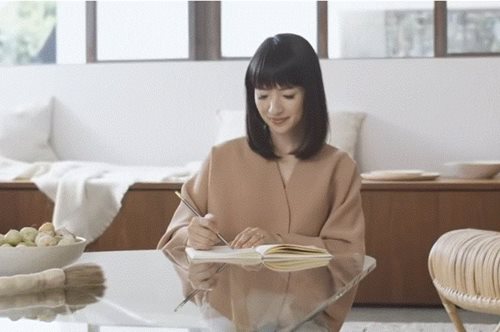 Είδαμε το σπίτι της βασίλισσας της τάξης: Πώς μοιάζει ο χώρος που ζει η Μαρί Κόντο; 