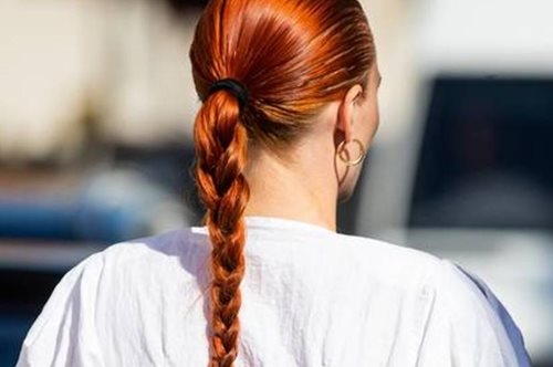 Νέα, ανεπιτήδευτη γαλλική πλεξούδα. Ή πώς να κάνεις σωστά το απόλυτο χτένισμα της σεζόν