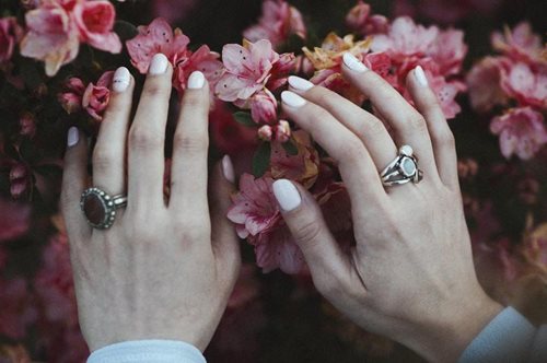 Η πολύ μικρή αλλαγή στην καθημερινή ρουτίνα ομορφιάς σου που θα κάνει τα νύχια να δυναμώσουν γρήγορα