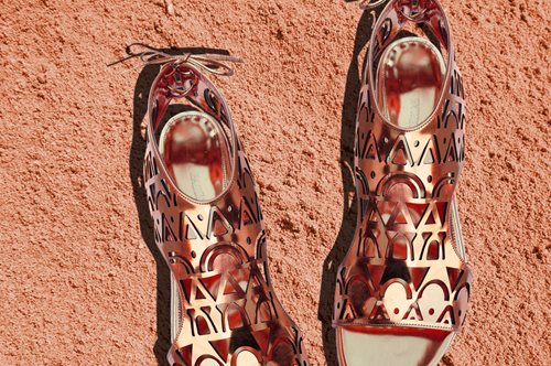 Η νέα συλλογή από τα εντυπωσιακά σανδάλια Parrice με δέρματα σαν περίτεχνες κεντημένες δαντέλες 