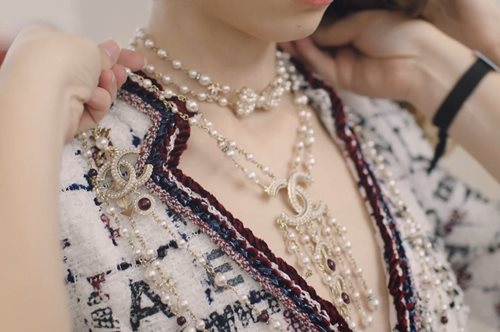 Στα παρασκήνια του σόου της Chanel: Τα κοσμήματα, οι λεπτομέρειες και τα αξεσουάρ που ξεχωρίζουν 