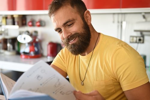 Ο Γιώργος Ευγενειάδης μαθαίνει τα άτομα με αναπηρία να μαγειρεύουν και να τρώνε σπιτικό φαγητό 