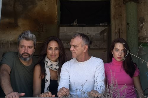 Απ’ τη μία οι «ψαγμένοι», απ’ την άλλη οι «χαρούμενοι»: Ένα αντιπολεμικό θεατρικό έργο με διακρίσεις