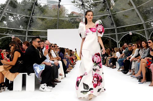 Τα 8 κομμάτια που δεν θα βγουν ποτέ εκτός μόδας. Μην τα πετάξεις τώρα που κατεβάζεις τα χειμωνιάτικα