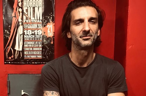 «Αντιστεκόμαστε στην επέλαση των Ούνων»: Ο Θεοδόσης Μίχος μιλάει για τη γειτονιά του, τα Πετράλωνα 