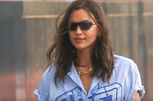 Η Ιρίνα Σάικ με τη δίχρονη κόρη της Λία βολτάρουν στους δρόμους της Νέας Υόρκης 