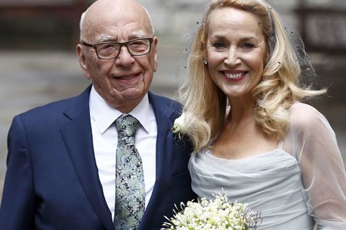 O 84χρονος Ρούμπερτ Μέρντοκ και η 59χρονη Τζέρι Χολ ανέβηκαν τα σκαλιά της εκκλησίας