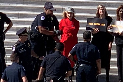 Η Τζέιν Φόντα συλλήφθηκε έξω από το Καπιτώλιο επειδή διαμαρτυρόταν για την κλιματική αλλαγή