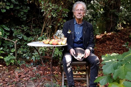 Πέτερ Χάντκε: Γιατί ο φετινός νικητής του Νόμπελ Λογοτεχνίας έχει αποκληθεί «ηλίθιος της χρονιάς»