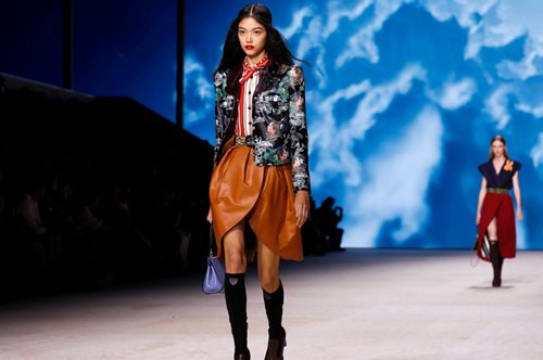 Το κοινό στοιχείο όλων των εμφανίσεων του φθινοπώρου είναι ρετρό. Υπάρχει και στην ντουλάπα σου