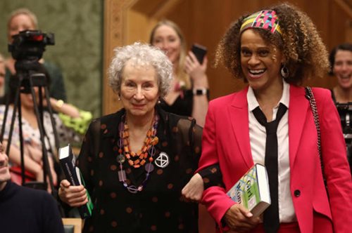 Μάργκαρετ Άτγουντ και Μπερναρντίν Εβαρίστο. Σε δύο γυναίκες το φετινό βραβείο Booker