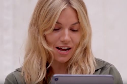 Η Σιένα Μίλερ βλέπει και σχολιάζει outfit του παρελθόντος και τα συναισθήματα είναι ανάμεικτα 