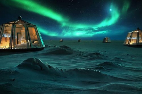 Κάτω από το Βόρειο Σέλας. Διακοπές στο μοναδικό ξενοδοχείο που λειτουργεί μόνο ένα μήνα κάθε χρόνο 