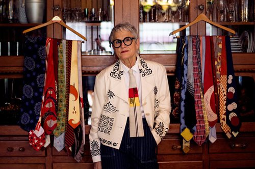 «Ακτιβίστρια του στυλ»: 65χρονη καλλιτέχνης διδάσκει τη δύναμη της μόδας σε γυναίκες κάθε ηλικίας