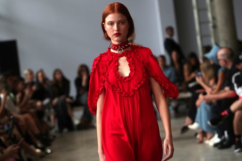 Τεράστια τάση: Έτσι θα φορέσεις το τζιν παντελόνι καμπάνα με τρόπο απόλυτα σύγχρονο