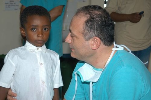 Έλληνας παιδοκαρδιοχειρουργός έχει χειρουργήσει αφιλοκερδώς χιλιάδες άπορα παιδιά από όλο τον κόσμο