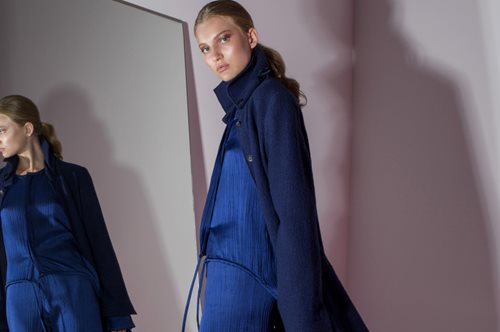 Το μπλε της Liana Camba, το δικό της μπλε: Η πρόταση της Ελληνίδας σχεδιάστριας για τον χειμώνα 2020