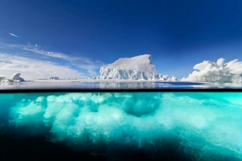 O Έλληνας φωτογράφος που ταξίδεψε μέχρι την Γροιλανδία για να φωτογραφίσει τα παγόβουνα