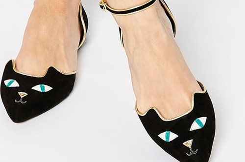 Ο μπαλαρίνες που νιαουρίζουν είναι μυτερές και με μπαρέτα και προσθέτουν στυλ στο διάβα τους