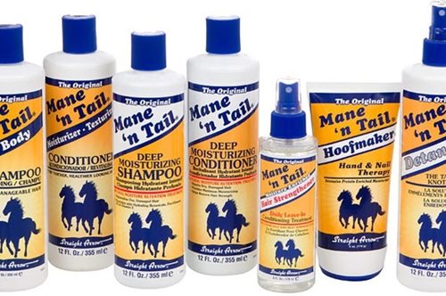 Υπέροχα, μακριά μαλλιά: Η Τζένιφερ Άνιστον και η Σάρα Τζέσικα Πάρκερ λούζονται με σαμπουάν για άλογα