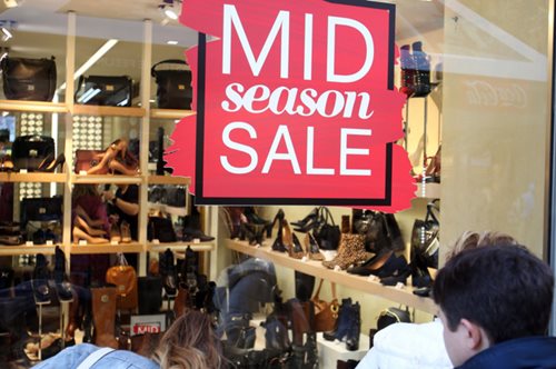 Τρεις διαφορετικές εκπτώσεις έρχονται μέσα στον Νοέμβριο. Ποιες είναι, πότε αρχίζουν, τι προσέχουμε