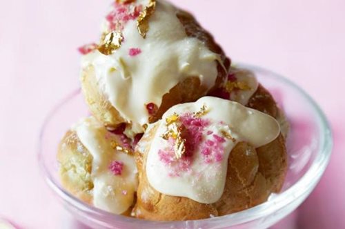 Λευκό προφιτερόλ: Το αγαπημένο γαλλικό γλυκό ψυγείου σε μία τέλεια παραλλαγή
