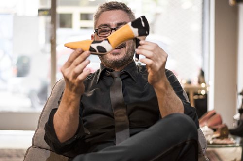 Ο γλύπτης της Καλλιδρομίου δε θεωρεί ότι σχεδιάζει παπούτσια -αν και αρχικά έτσι φαίνεται 