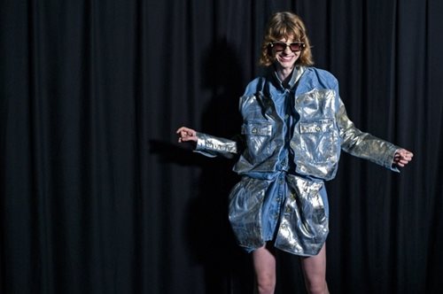 Δεν είχαμε φανταστεί ότι θα τα (ξανα)φορέσουμε, αλλά φέτος τα αγαπήσαμε. 6 απαραίτητα 70s κομμάτια