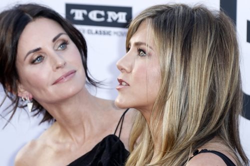 Η δίαιτα της Τζένιφερ Άνιστον για νεανική επιδερμίδα και σιλουέτα στα 50 της. Για γερά στομάχια