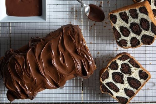 Leopard milk bread: Το σοκολατένιο, εντυπωσιακό γλυκό του Άκη Πετρετζίκη που έχει γίνει viral