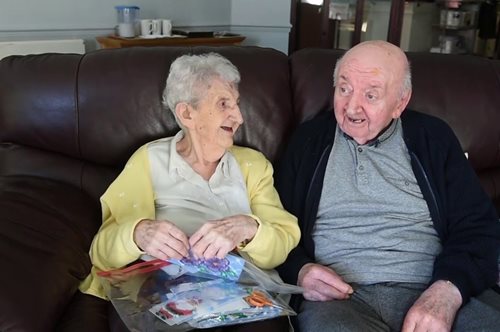 Μάνα για πάντα: 98χρονη μετακόμισε σε κέντρο φροντίδας ηλικιωμένων ώστε να είναι κοντά στον γιο της