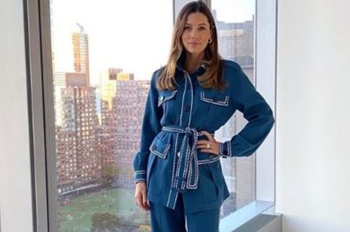 Ένα μάθημα από τη Τζέσικα Μπίελ: Ο κουλ τρόπος να φορέσεις τα λευκά sneakers τον χειμώνα