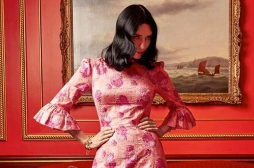 «Κουβαλάμε ο ένας το φορτίο του άλλου». Η σύζυγος του Nικ Κέιβ σχεδιάζει ρούχα για ρομαντικές ψυχές