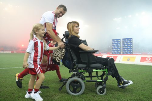 Χειροκροτήματα και δάκρυα. Η ΠΑΕ Ολυμπιακός τίμησε την Μυρτώ πριν από τον χθεσινό αγώνα με την ΑΕΚ