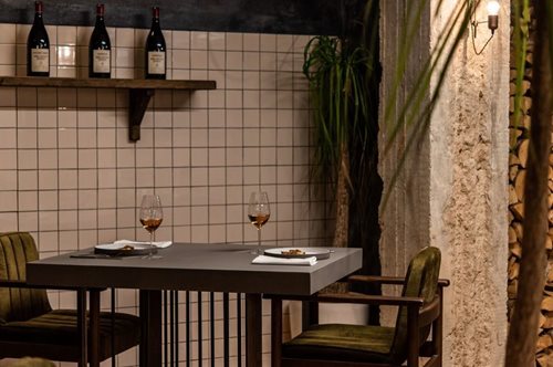 Το πιο ψαγμένο εστιατόριο της πόλης βρίσκεται σε ένα υπόγειο στο Παγκράτι 