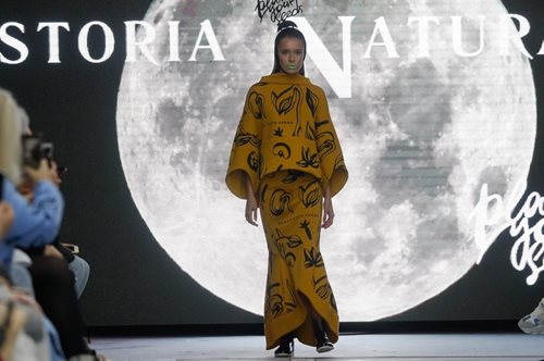 Φόρεσε αυτό το εντυπωσιακό κομμάτι με ασυνήθιστο τρόπο. Για μια κουλ και ενημερωμένη εμφάνιση