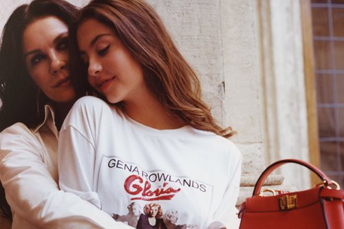 Η Κάθριν Ζέτα Τζόουνς ποζάρει μαζί με την κόρη της στη νέα καμπάνια του οίκου Fendi