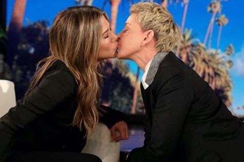 «Δεν φιλάω γυναίκες», είπε η Τζένιφερ Άνιστον πριν δώσει ένα φιλί στα χείλη της Έλεν ΝτεΤζένερις