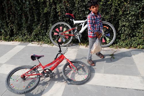 «Το μάρμαρο της Πεντέλης χτίζει Παρθενώνες όχι φράχτες»: Viral επιστολή γονέων για τα προσφυγόπουλα