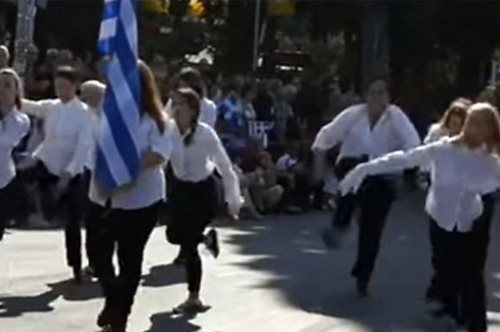 Η επιστολή των 10 κοριτσιών που παρέλασαν με τον βηματισμό Monty Python στη Νέα Φιλαδέλφεια 