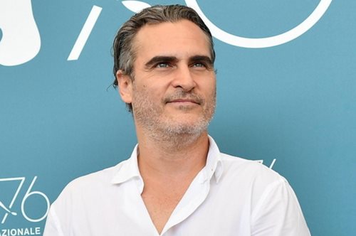 «Ανατριχιαστική περιγραφή»: Νέο ντοκιμαντέρ του Χοακίν Φίνιξ για τη σκοτεινή πλευρά της δικαιοσύνης