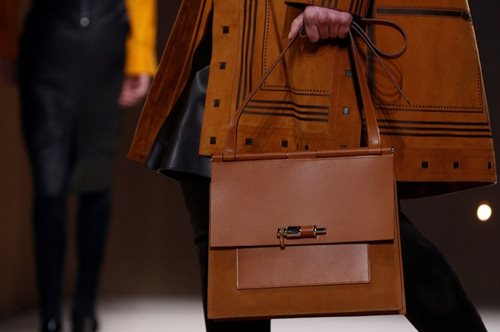 7 φθινοπωρινά κομμάτια που θα σε κάνουν την πιο καλοντυμένη στο δωμάτιο. Υπερστιλάτα και μοντέρνα