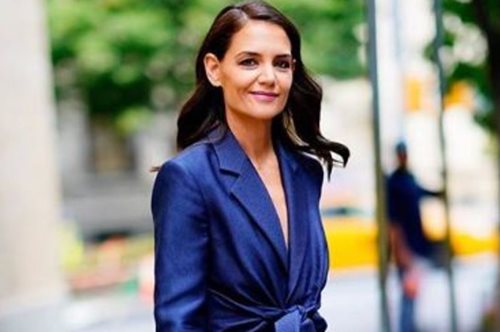 Ό,τι πιο ακαλαίσθητο. Η Κέιτι Χολμς «κατέστρεψε» ένα ωραίο λουκ με ένα φρικτό τζιν παντελόνι