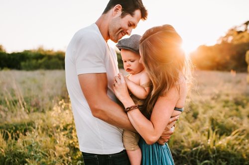 «Η ισορροπία τους είναι άψογη»: Ποια ζευγάρια ζωδίων γίνονται οι καλύτεροι γονείς