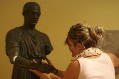 «Όταν αγγίζεις τα εκθέματα είναι σαν να βλέπεις»: Επίσκεψη στο μοναδικό Μουσείο Αφής στην Καλλιθέα